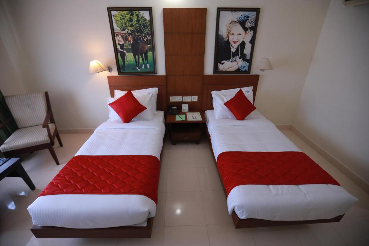 Hotel peninsula Thrissur Esterno foto