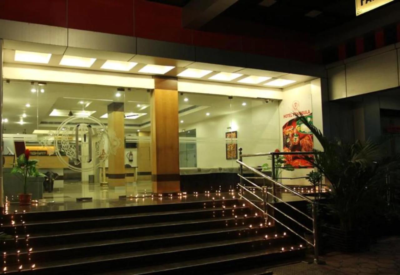 Hotel peninsula Thrissur Esterno foto