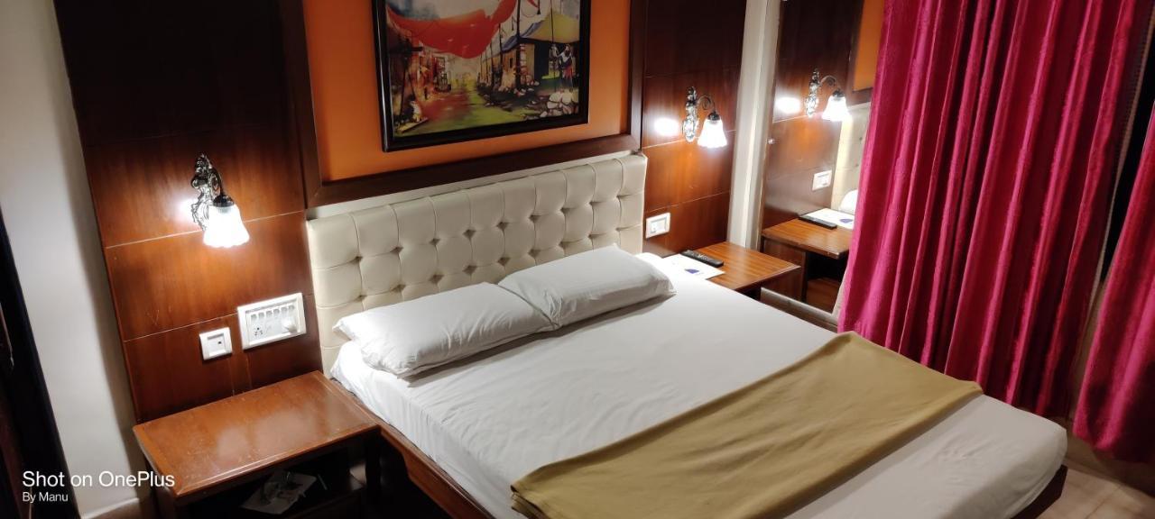 Hotel peninsula Thrissur Esterno foto