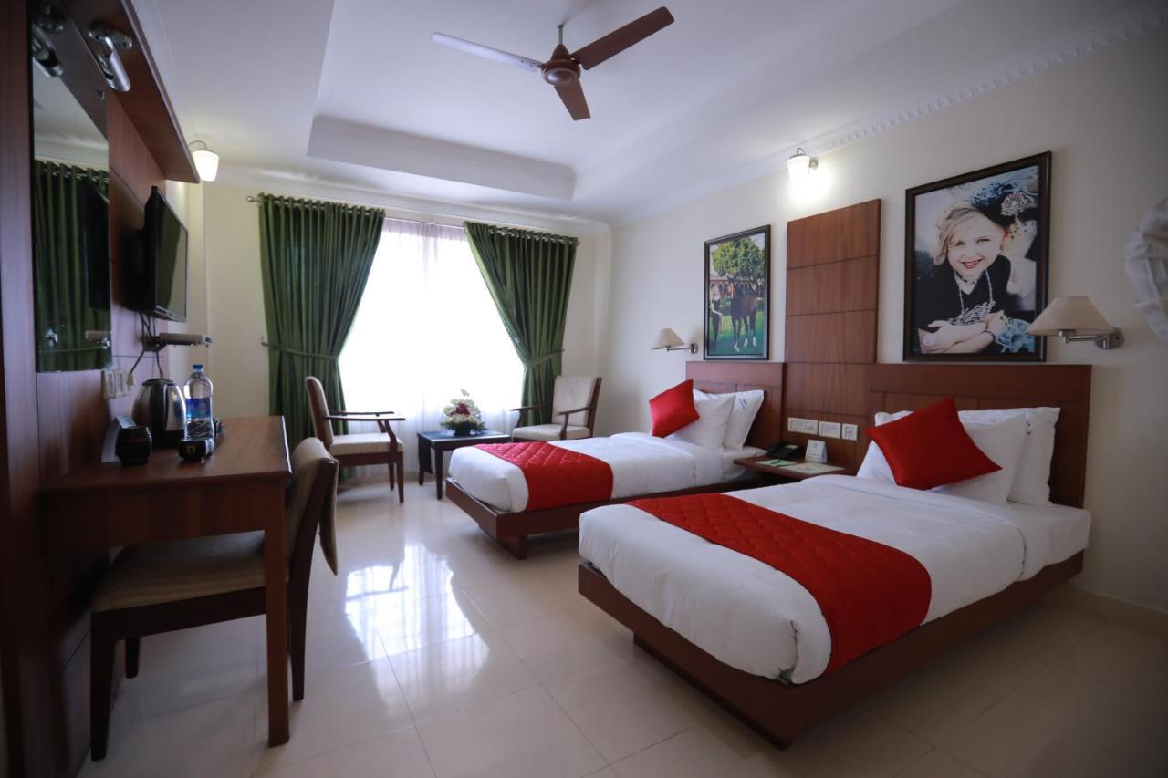 Hotel peninsula Thrissur Esterno foto
