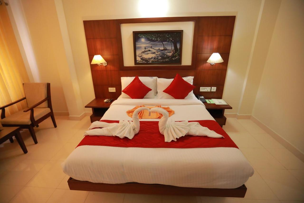 Hotel peninsula Thrissur Esterno foto