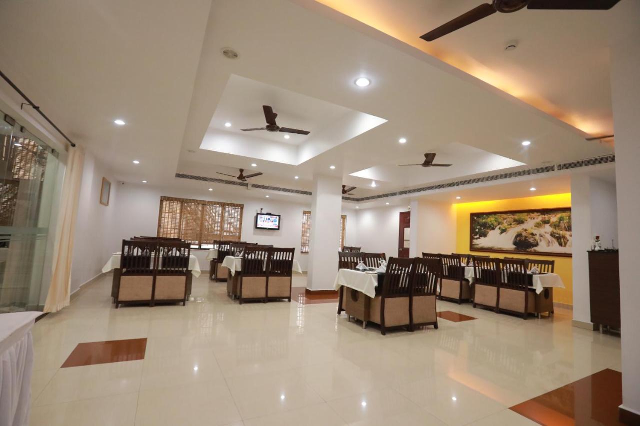 Hotel peninsula Thrissur Esterno foto