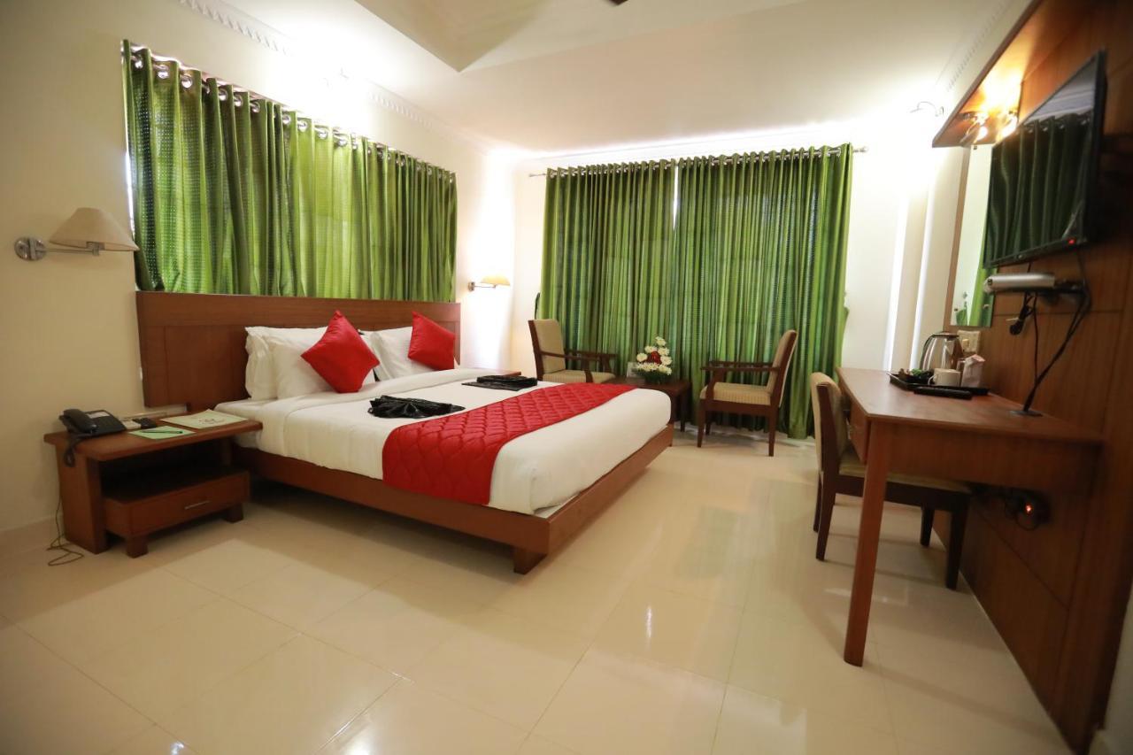 Hotel peninsula Thrissur Esterno foto