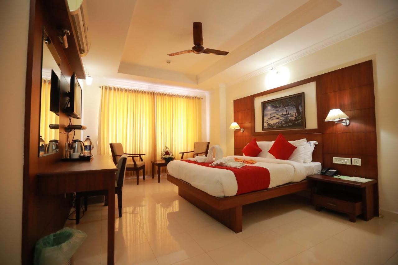 Hotel peninsula Thrissur Esterno foto