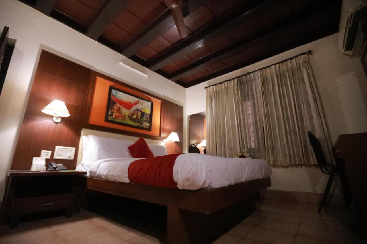 Hotel peninsula Thrissur Esterno foto