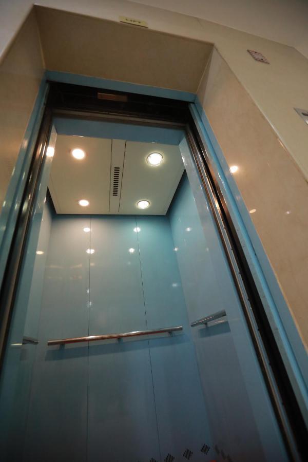 Hotel peninsula Thrissur Esterno foto