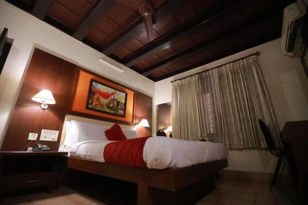 Hotel peninsula Thrissur Esterno foto
