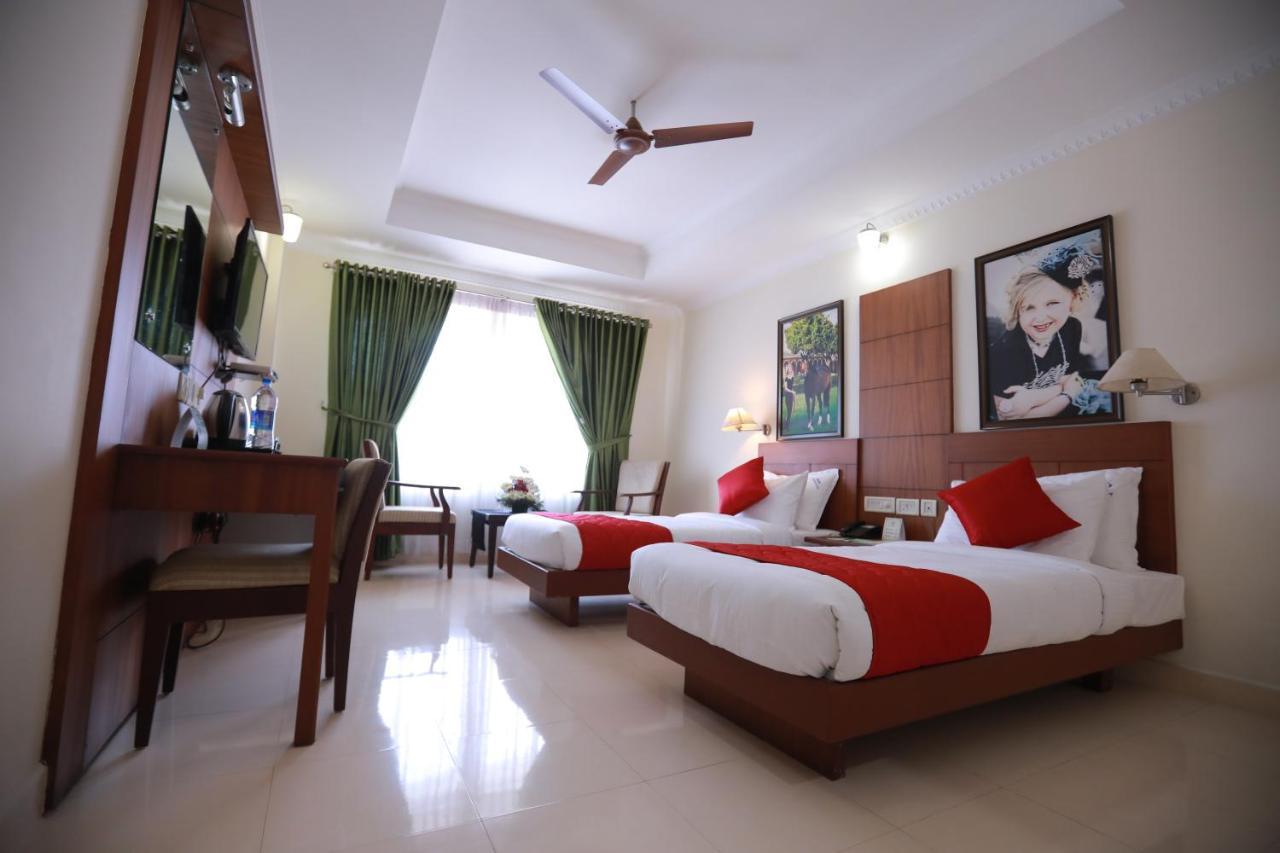 Hotel peninsula Thrissur Esterno foto