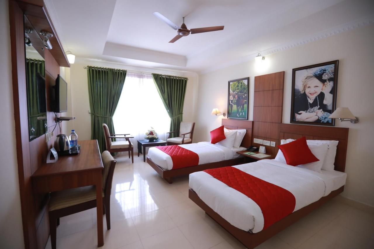 Hotel peninsula Thrissur Esterno foto