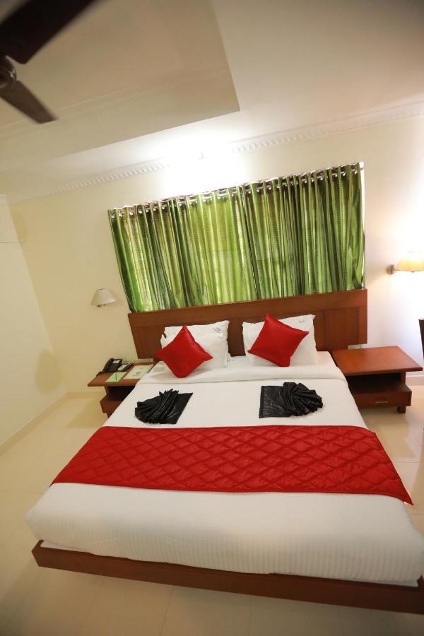 Hotel peninsula Thrissur Esterno foto