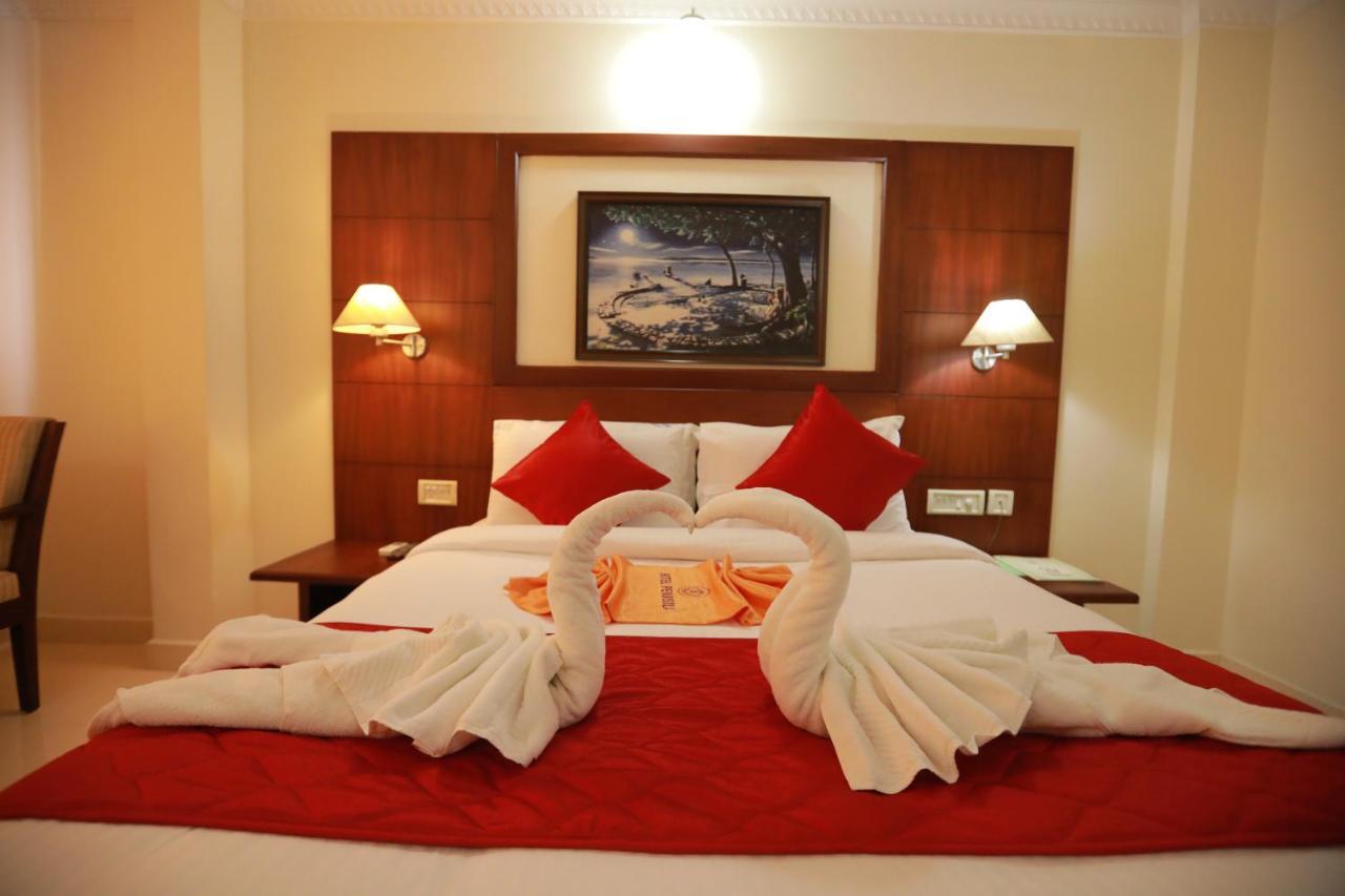 Hotel peninsula Thrissur Esterno foto