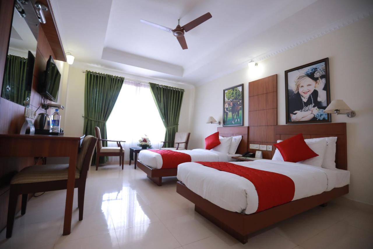 Hotel peninsula Thrissur Esterno foto