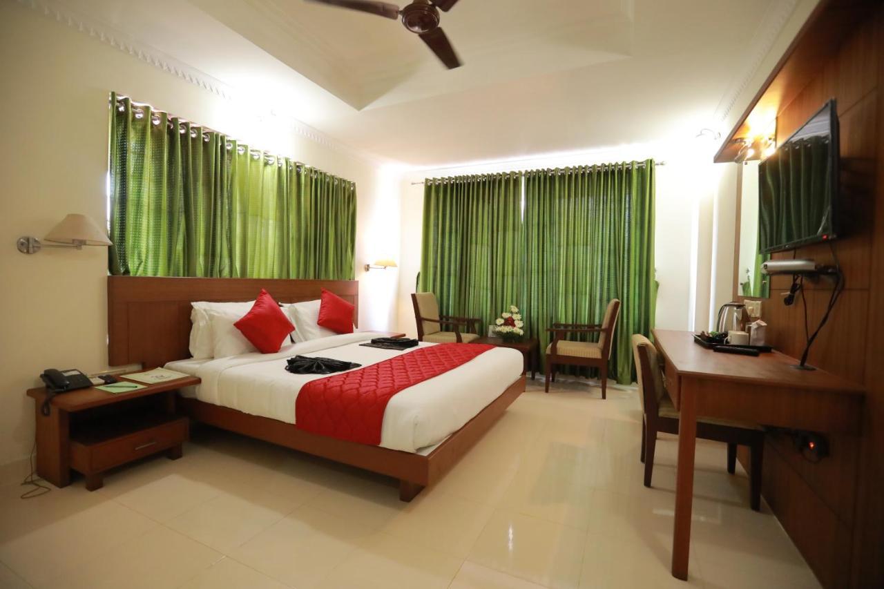 Hotel peninsula Thrissur Esterno foto