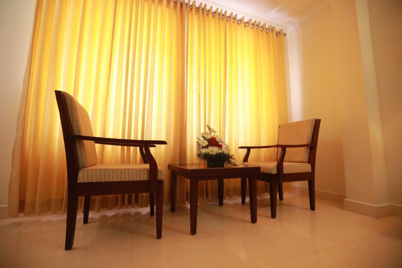 Hotel peninsula Thrissur Esterno foto
