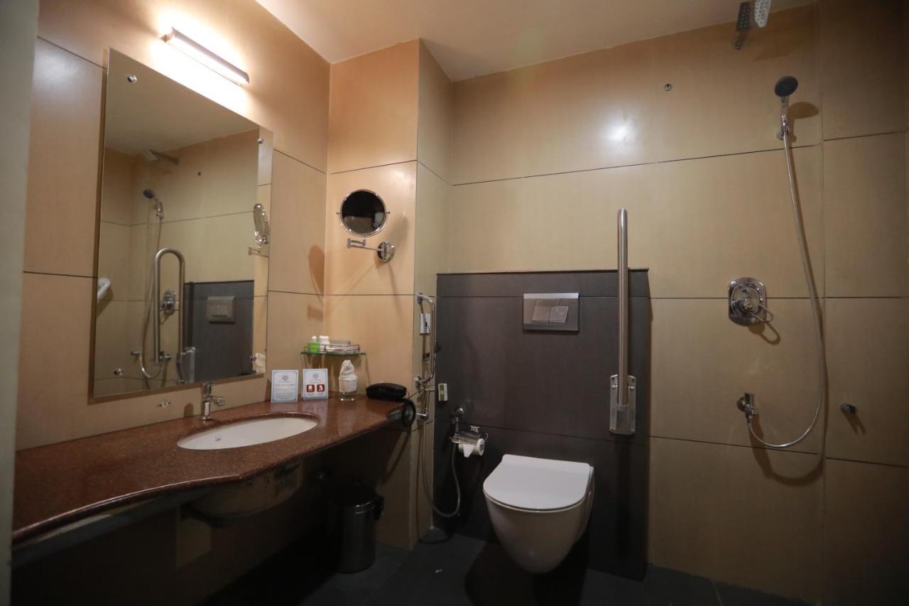 Hotel peninsula Thrissur Esterno foto