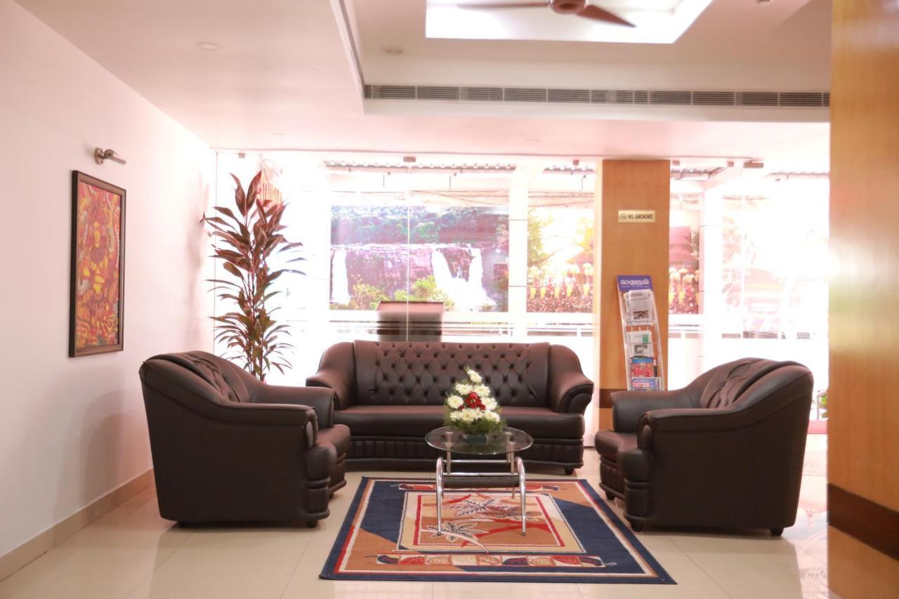 Hotel peninsula Thrissur Esterno foto