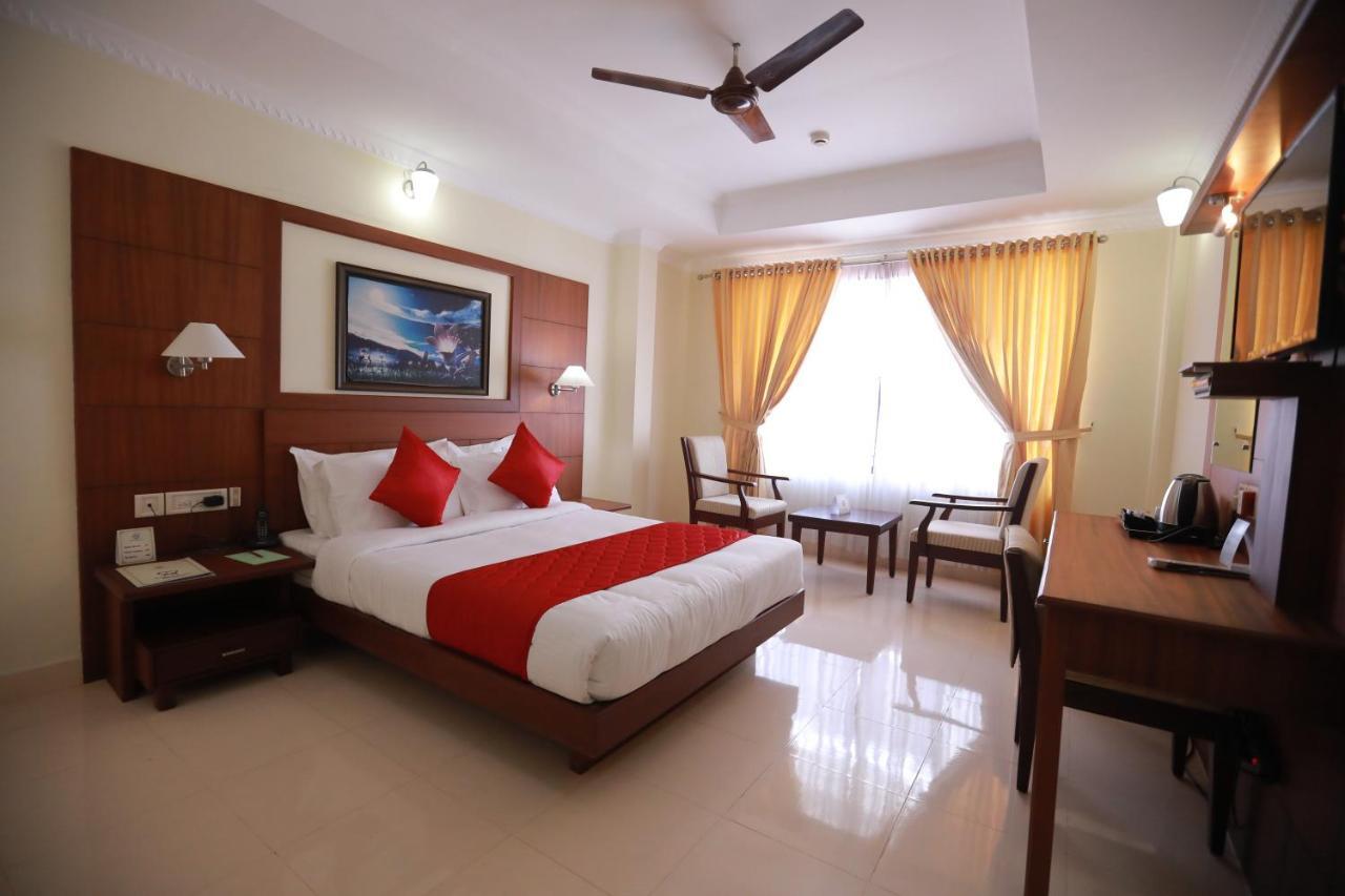 Hotel peninsula Thrissur Esterno foto