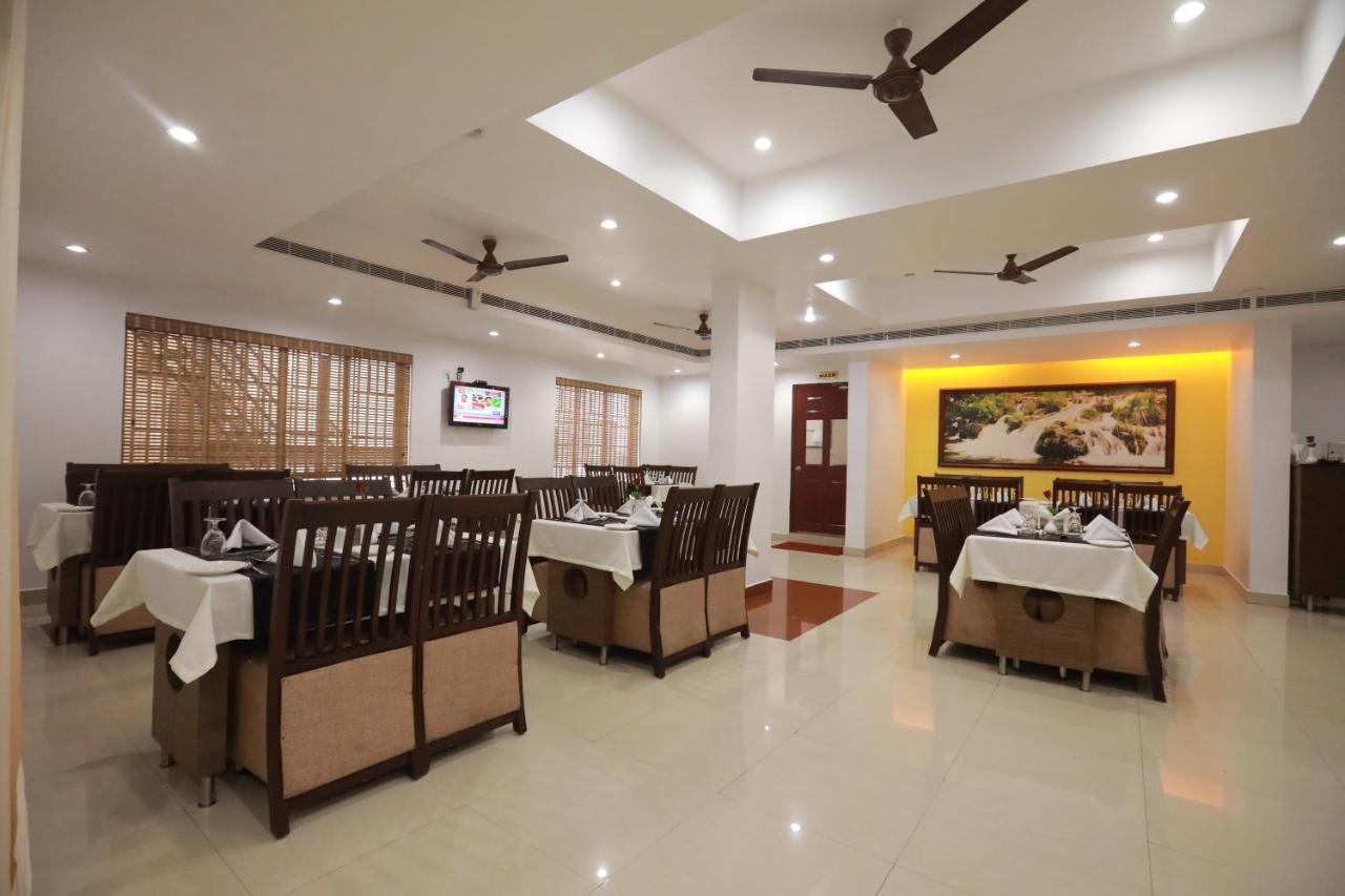 Hotel peninsula Thrissur Esterno foto