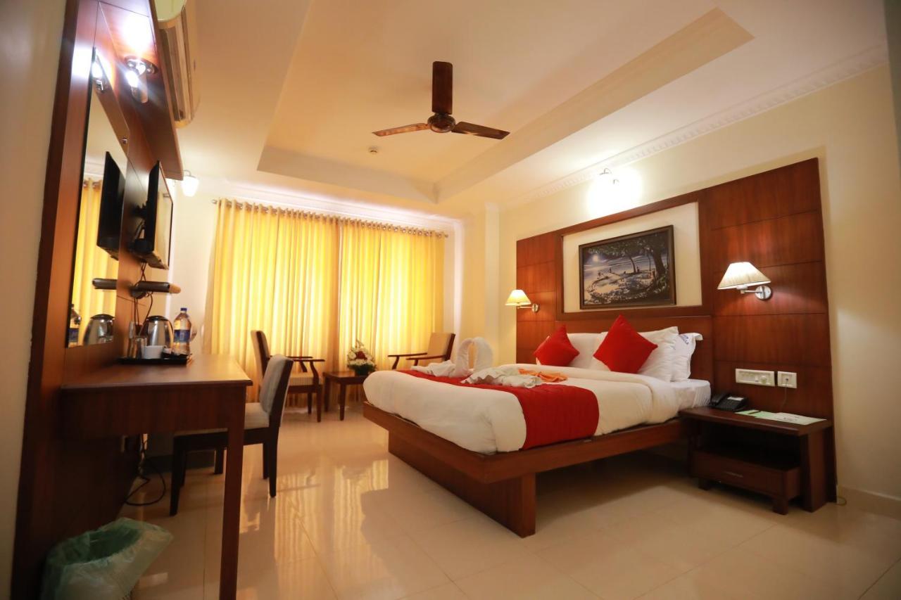 Hotel peninsula Thrissur Esterno foto