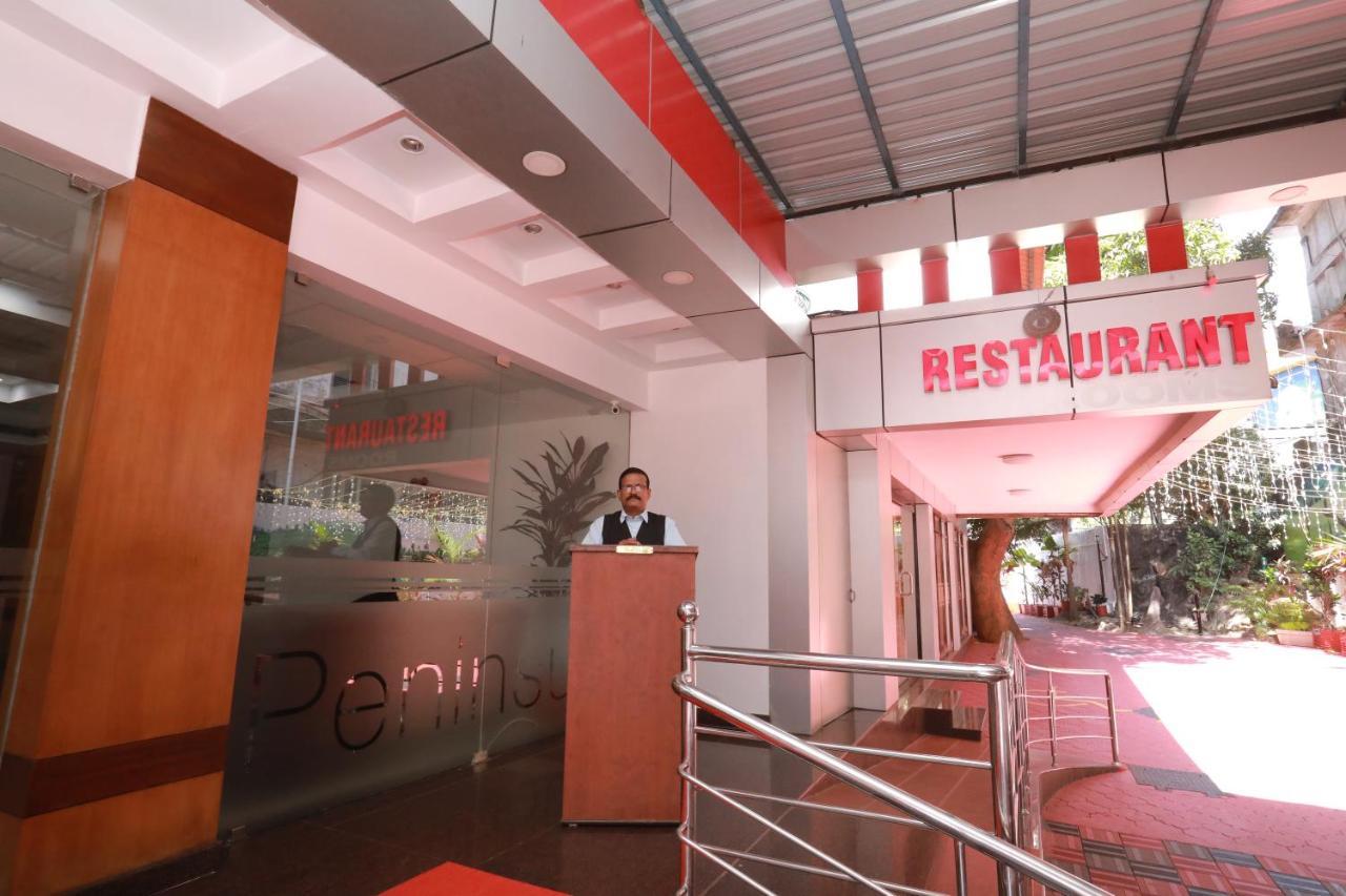 Hotel peninsula Thrissur Esterno foto
