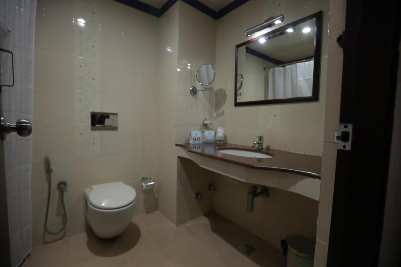 Hotel peninsula Thrissur Esterno foto